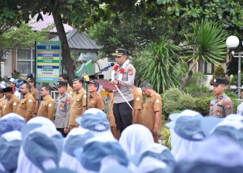 Kapolres Bireuen Bangkitkan Semangat Belajar Siswa Saat Jadi Inspektur Upacara Senin