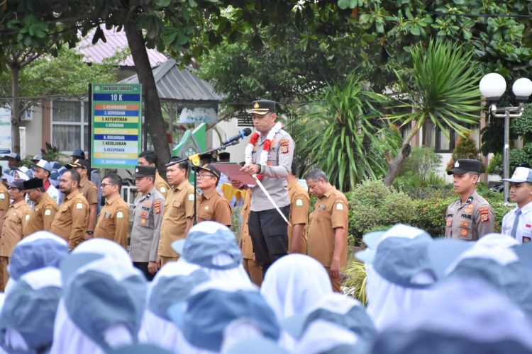 Kapolres Bireuen Bangkitkan Semangat Belajar Siswa Saat Jadi Inspektur Upacara Senin