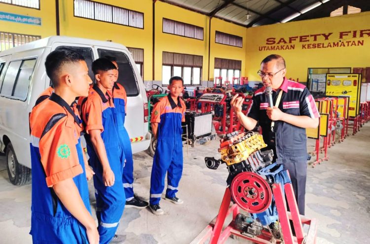 SMK Negeri 1 Idi Gandeng Praktisi Toyota Auto2000