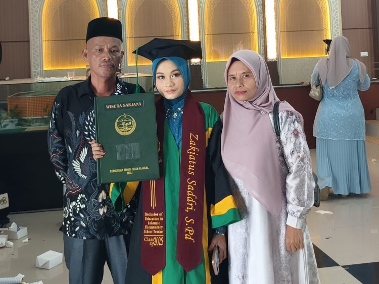 Anak Penjual Sayur Jadi Sarjana, Bukti Kerja Keras Tak Pernah Mengkhianati Hasil