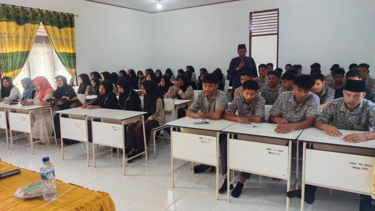 KUA Idi Rayeuk Lakukan Sosialisasi di SMAN 2 Idi Tentang Adab Berteman dalam Islam