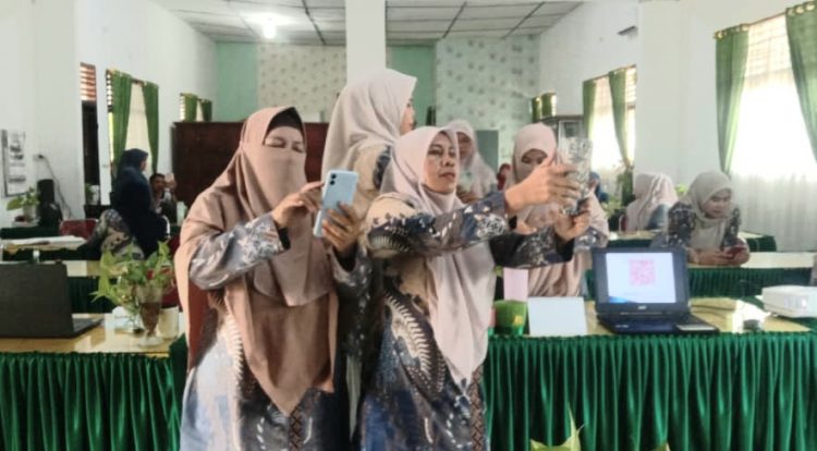 Tingkatkan Kompetensi Digital, Guru SMAN 1 Peudawa Antusias Pelajari AI Gemini