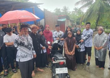 Di Momen Hari Guru Nasional, Kacabdin Bireuen Serahkan Honda Vario untuk Cut Buleuen, Siswa SMAN 1 Jeumpa Korban Kebakaran