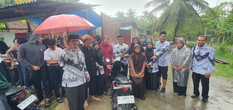 Di Momen Hari Guru Nasional, Kacabdin Bireuen Serahkan Honda Vario untuk Cut Buleuen, Siswa SMAN 1 Jeumpa Korban Kebakaran