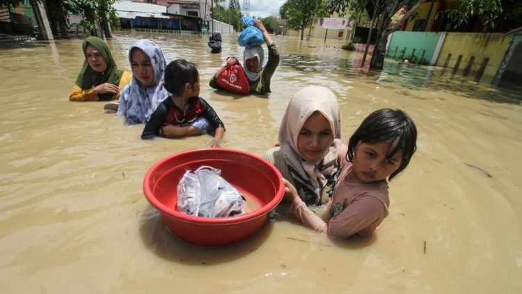 Banjir Melanda Aceh & Sumut, Penyaluran Bansos Kesra Diantar Langsung ke Tempat Pengungsian