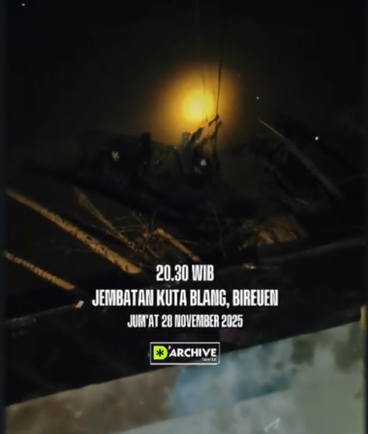 WAKIL WALI KOTA LANGSA MENGUNAKAN DRUM DI BELAH DUA MENYEBERAGI SUNGAI KUTA BLANG BERSAMA WARGA LAINYA