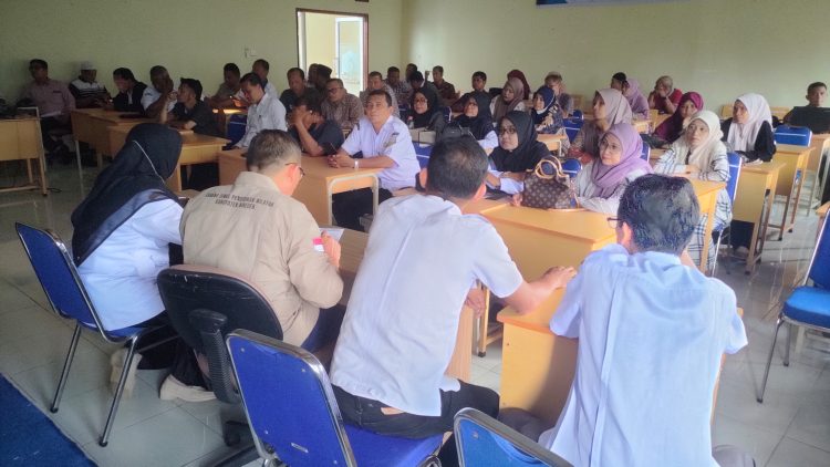 Kacabdin Bireuen Kumpulkan Kepala Sekolah: Bentuk Tiga Grup Bersih-Bersih Sekolah Terdampak Lumpur