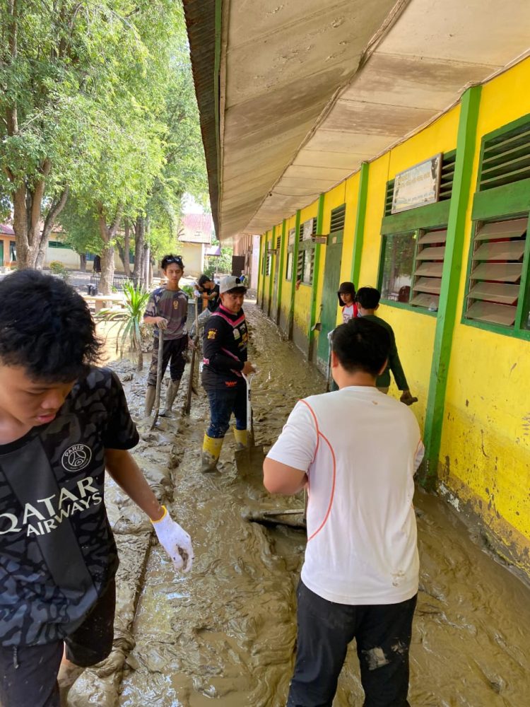 Siswa SMA Sukma Bangsa Bireuen Turun Tangan Bersihkan SMAN 1 Peusangan