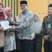 Guru MIN 6 Terima Penghargaan dari Kepala Kankemenag Kota Banda Aceh