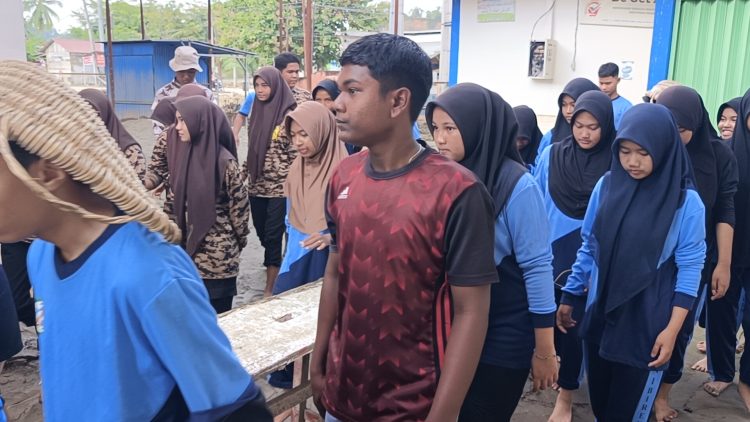Terharu Mendengar Curhat Kacabdin, Puluhan Siswa SMKN 1 Bireuen Turun Jadi Relawan Bersihkan SMKN 1 Peusangan