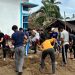 Siswa-siswi SMA Negeri 1 Bireuen Gotong Royong Bersihkan Rumah Guru Terdampak Banjir di Peusangan