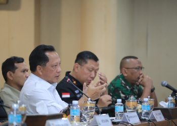 Mendagri Izinkan Kepala Daerah Manfaatkan Kayu Hanyut Bencana untuk Bangun Huntara