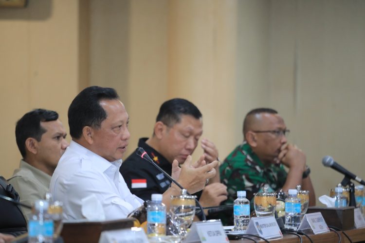 Mendagri Izinkan Kepala Daerah Manfaatkan Kayu Hanyut Bencana untuk Bangun Huntara