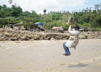 Ketika Rompi Relawan Lebih Berharga dari Seragam