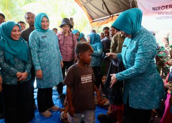 Kak Na Dampingi Ketum TP PKK Pusat Salurkan Bantuan ke Gampong Sah Raja