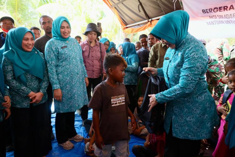 Kak Na Dampingi Ketum TP PKK Pusat Salurkan Bantuan ke Gampong Sah Raja