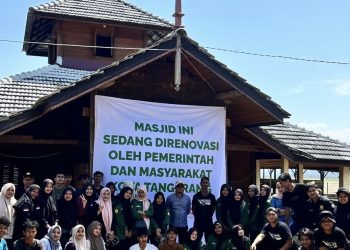 Langkah Strategis, Relawan Mahasiswa Fakultas Pertanian Universitas Jabal Ghafur Bersihkan Tempat Ibadah di Lokasi Banjir Pidie Jaya
