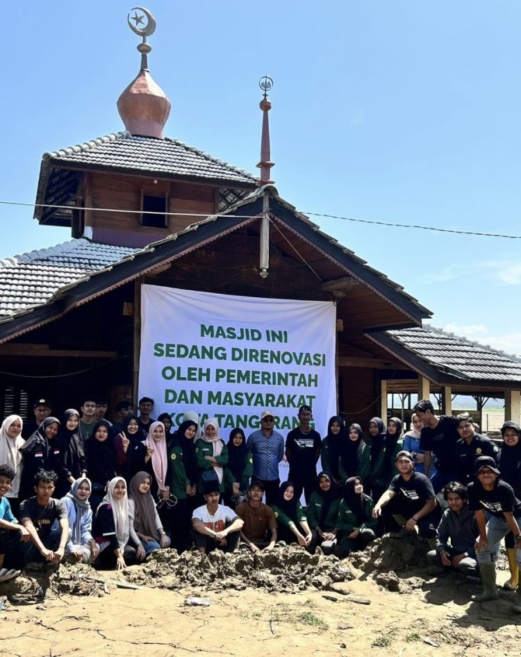 Langkah Strategis, Relawan Mahasiswa Fakultas Pertanian Universitas Jabal Ghafur Bersihkan Tempat Ibadah di Lokasi Banjir Pidie Jaya