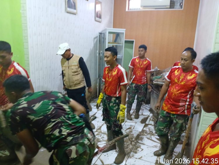 Rombongan Prajurit TNI BKO Kodam V/Brawijaya Bersihkan Sekolah SMA–SMK di Bireuen