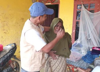 Di Sela Seumegleh Sikula, Kabid Sarpras Disdik Aceh Temui Ibu Korban Banjir di Aceh Tamiang