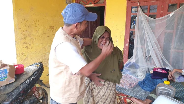 Di Sela Seumegleh Sikula, Kabid Sarpras Disdik Aceh Temui Ibu Korban Banjir di Aceh Tamiang