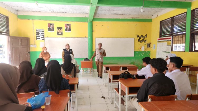 Hari Pertama Sekolah, Kacabdin Bireuen Tinjau Langsung SMAN 1 Peusangan Pascabanjir