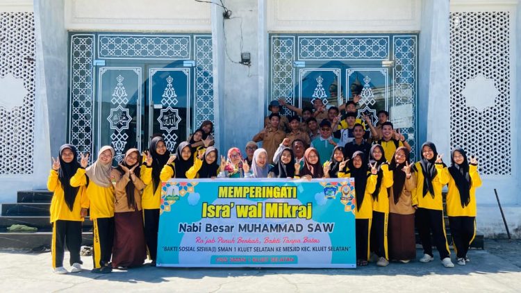 Memperingati Israk Mikraj 1447 H, SMAN 1 Kluet Selatan Lakukan Bakti Sosial ke Masjid
