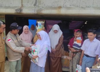 Siswa Korban Banjir di SMKN 1 Idi Terima Bantuan dari Satgas Relawan USK
