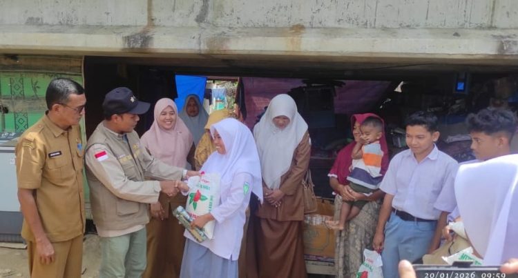 Siswa Korban Banjir di SMKN 1 Idi Terima Bantuan dari Satgas Relawan USK