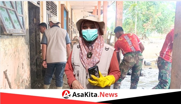 Jelang Masuk Sekolah, Ketua DWP Cabdin Bireuen Tinjau SMAN 1 Peusangan Siblah Krueng