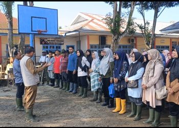 Meski Masih Berlumpur, Siswa SMKN 1 Peusangan Tetap Hadir Sekolah