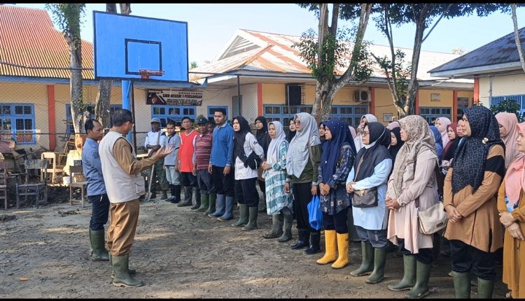Meski Masih Berlumpur, Siswa SMKN 1 Peusangan Tetap Hadir Sekolah