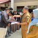 Kacabdin Aceh Utara Muhammad Johan Serahkan Seragam untuk Siswa Korban Banjir, Pastikan PBM Tetap Berjalan
