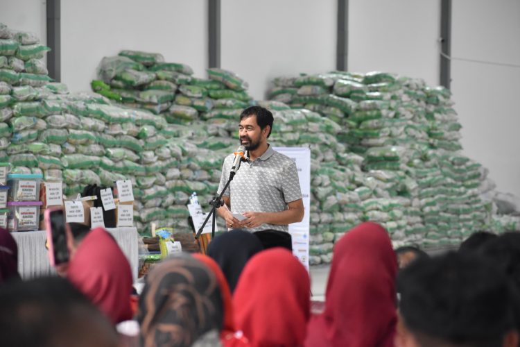 Gubernur Aceh Terima Bantuan Kemanusiaan PMI Nasional yang Diserahkan Langsung oleh Jusuf Kalla Aceh Utara