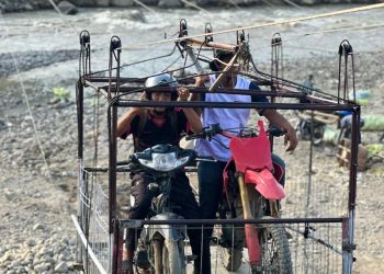 Berikan Layanan Prima, Relawan Kesehatan MDMC Gunakan Sling Menyeberangi Sungai