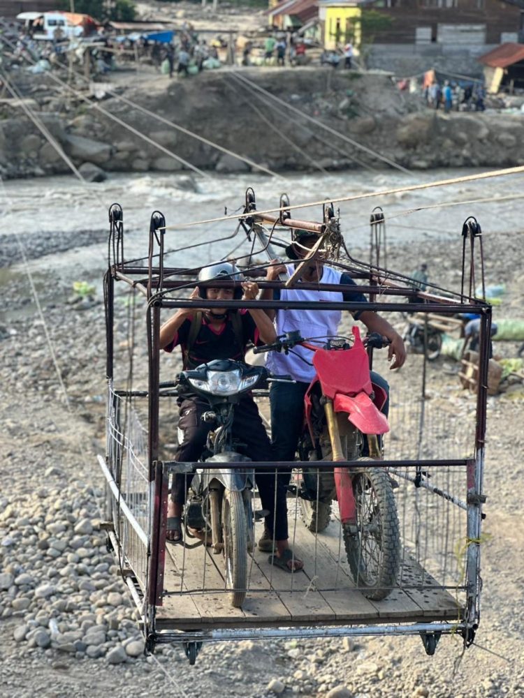 Berikan Layanan Prima, Relawan Kesehatan MDMC Gunakan Sling Menyeberangi Sungai