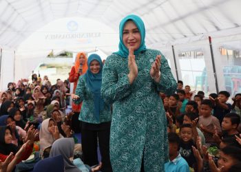 Tinjau Sekolah Darurat, Kak Na: Jaga Semangat Belajar Anak-Anak Kita