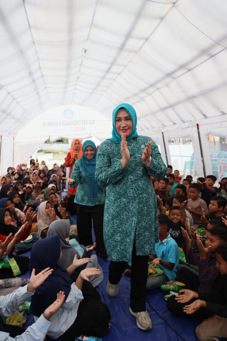 Tinjau Sekolah Darurat, Kak Na: Jaga Semangat Belajar Anak-Anak Kita