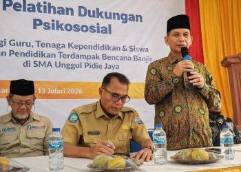 A. Malik Musa Ketua PWM Aceh Memberikan Dukungan Psikososial Untuk Korban Banjir dan Longsor di SMA Unggul Pidie Jaya