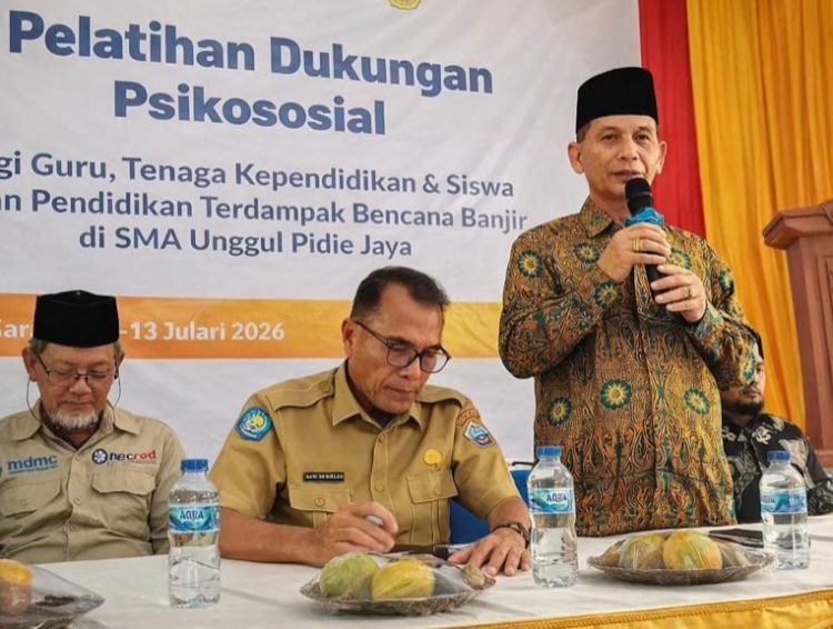 A. Malik Musa Ketua PWM Aceh Memberikan Dukungan Psikososial Untuk Korban Banjir dan Longsor di SMA Unggul Pidie Jaya