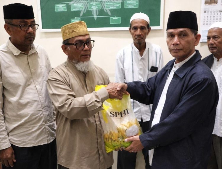 Tarawih Perdana di Masjid At-Taqwa Pidie, Ketua PWM Aceh A Malik Musa: Ajak Umat Maksimalkan Ibadah Ramadhan Serta  Salurkan Sembako Dari Muhammadiyah