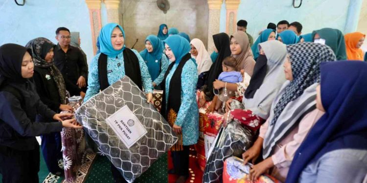 Kak Na Dampingi Ketum TP PKK Pusat, Salurkan Bantuan ke Gampong Pante Baroe Kumbang