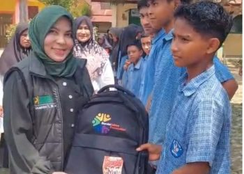 Peduli Pendidikan Pascabencana, Bunda Salma Anggota DPRA Komisi III Bantu Ratusan school Kit Untuk Siswa SMPN 3 Baktiya