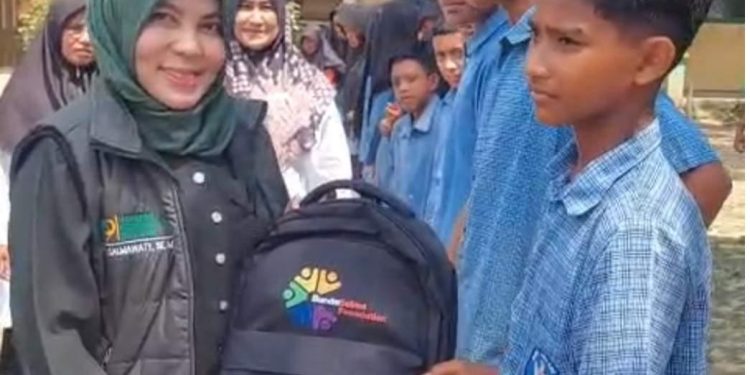 Peduli Pendidikan Pascabencana, Bunda Salma Anggota DPRA Komisi III Bantu Ratusan school Kit Untuk Siswa SMPN 3 Baktiya