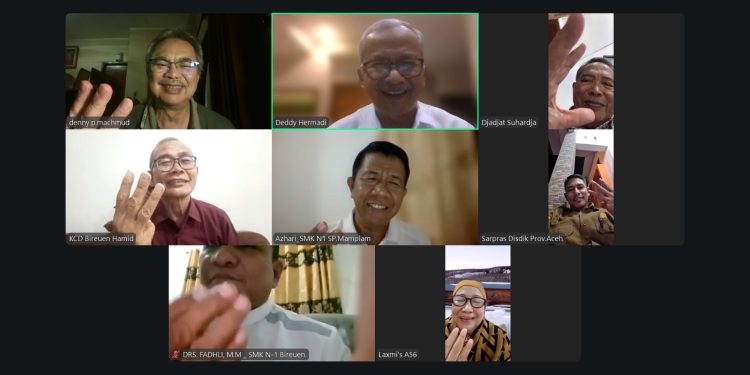 Alumni GABEA SMANTI’75 Bandung Sedekahkan 113 Pohon Durian ke SMKN 1 Simpang Mamplam