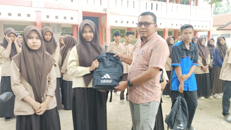 SMKN 1 Peusangan Salurkan Bantuan untuk Siswa Terdampak Banjir