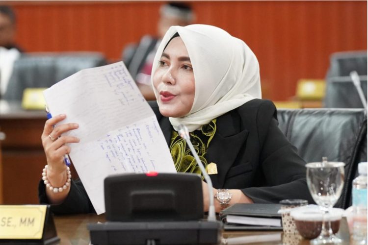Bunda Salma, Sosok Legislator Perempuan Aceh yang Bekerja dalam Diam Demi Kepentingan Rakyat