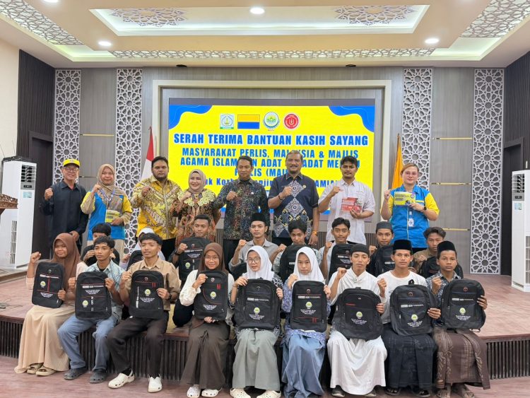Peduli Pendidikan, Prof. Adjunct Dr. Marniati Serahkan 3.000 Paket Sekolah untuk Siswa SMA dan Dayah di Aceh Tamiang