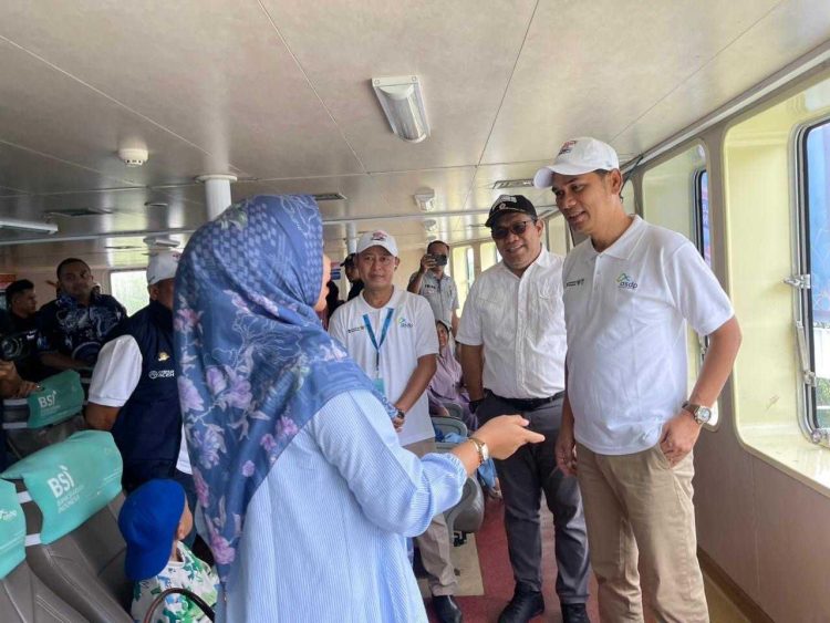 Sekda Aceh Sapa Pemudik di KMP Aceh Hebat 2, Total 650 Tiket Gratis Disiapkan ke Sabang