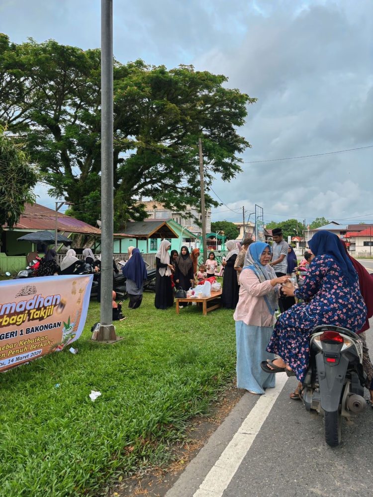 SMA Negeri 1 Bakongan, Aceh Selatan, membagikan takjil kepada masyarakat yang melintasi jalan